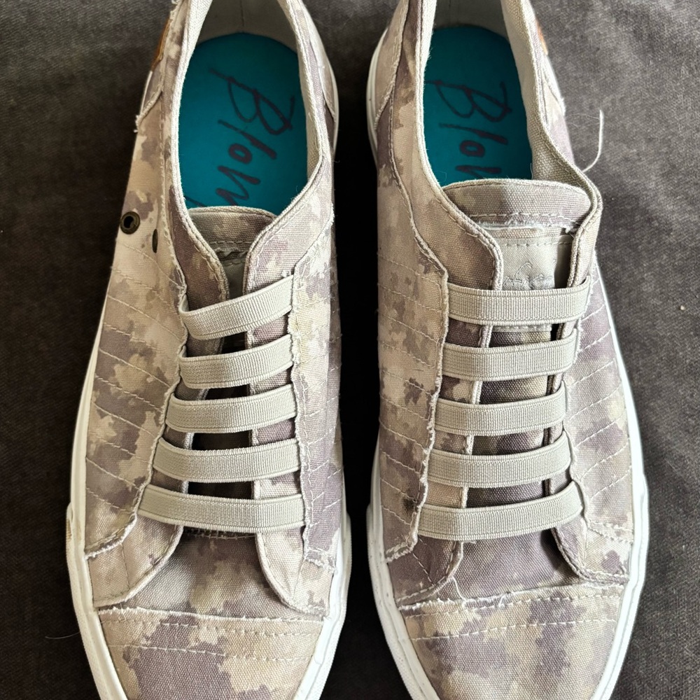 Blowfish Camo colored Sneakers with Turquoise Lining